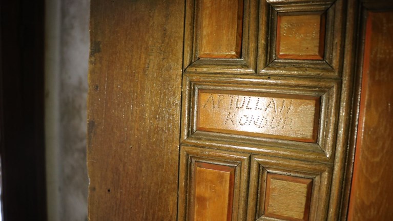 Tarihi caminin kapılarına zarar verdiler