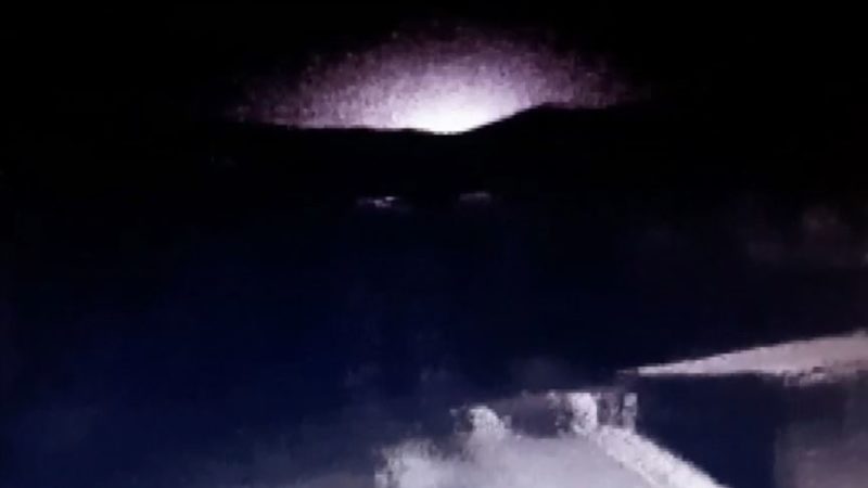 Elazığ'ın Sivrice ilçesinde deprem esnasında güvenlik kamerasına yansıyan ve sosyal