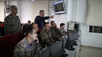 Bakan Akar sınırın sıfır noktasında!