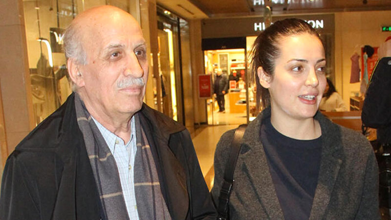 Babasının yanında utandı