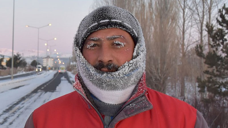 Soğuktan kirpikleri ve bıyığı buz tuttu
