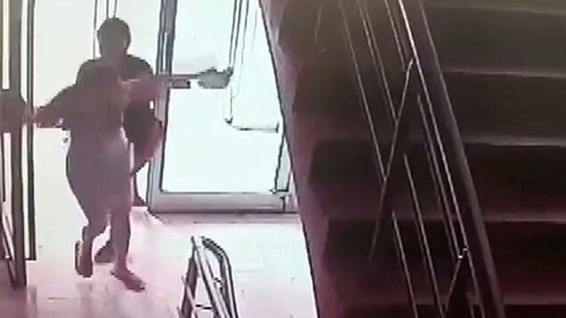 Komşusunu tekme tokat döven öğretmen için istenen ceza Komşusunu tekme tokat döven öğretmen için istenen ceza