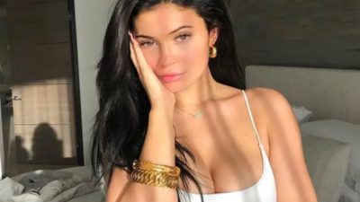 Bacak dekolteli elbisesi olay oldu