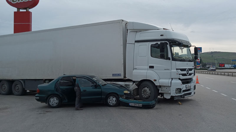 Otomobil, TIR’a çarptı: 2 yaralı Bursa’nın Mustafakemalpaşa ilçesinde ters yönden giden otomobil TIR’a çarptı. Kazada