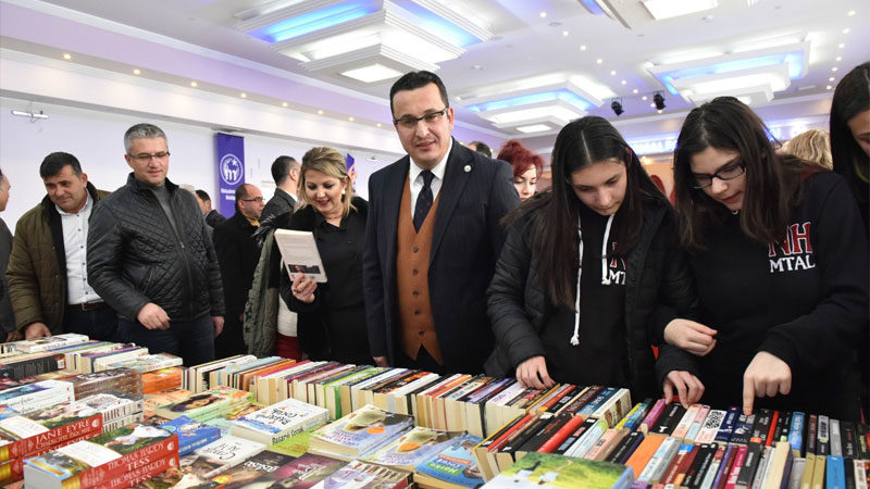 Mustafakemalpaşa’da kitap günleri başladı Mustafakemalpaşa Belediyesi’nin organizasyonuyla düzenlenen ‘10 Gün 20 Yazar Mustafakemalpaşa Kitap