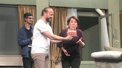 Doğum gününü sahnede kutladı