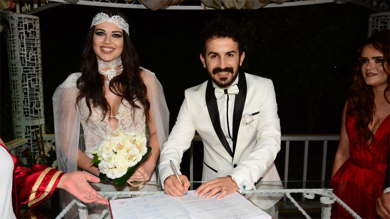 Boşanma davası açtı Boşanma davası açtı