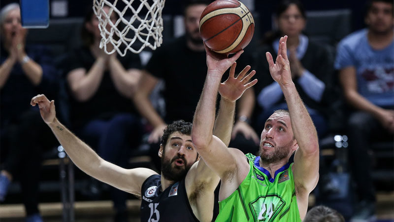 Bursa ekibi, taraftarı önünde Gaziantep Basketbol'u farklı mağlup etti ve