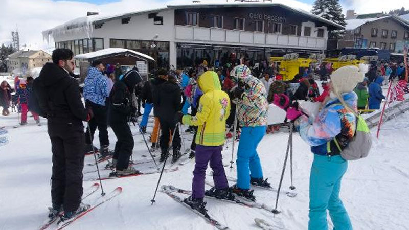 TÜRKİYE'nin önemli kış turizm merkezlerinden Uludağ, hafta sonu ziyaretçi akınına