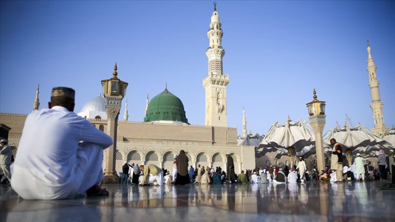 Suudi Arabistan, yeni tip koronavirüs nedeniyle tüm umre ziyaretlerini geçici