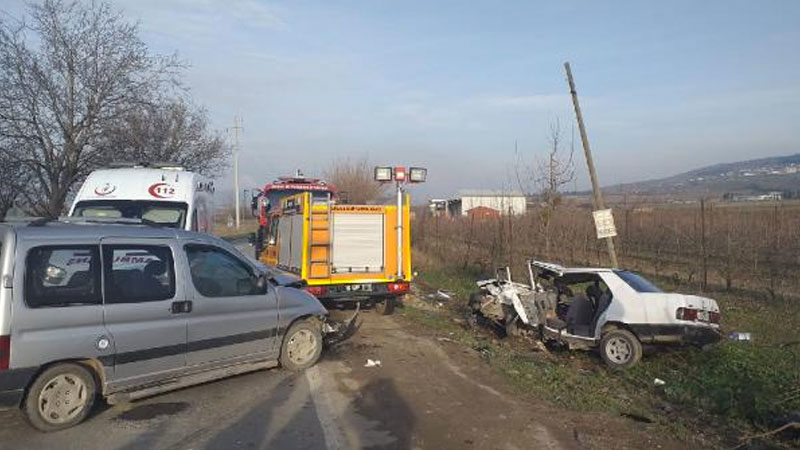 Bursa’nın Yenişehir ilçesinde, hafif ticari araç ile otomobilin çarpışması sonucu