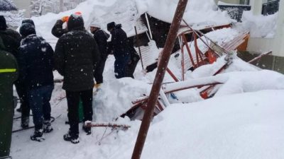 Pazar yerinin çatısı çöktü