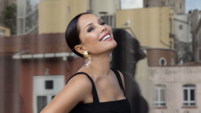 Sahnelere geri dönüyor