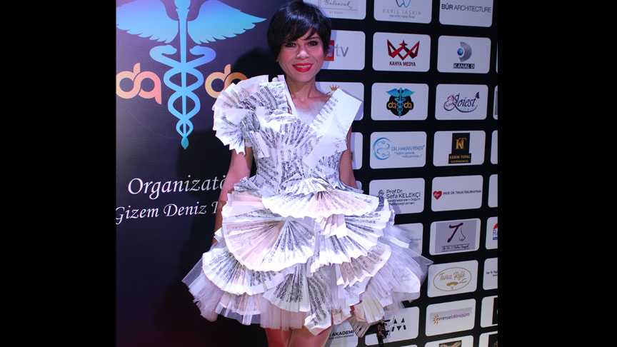 Elbisesi kağıttan! Elbisesi kağıttan!