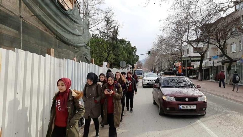 İznik’te bitmeyen restorasyon öğrencilerin hayatını tehdit ediyor Bursa’nın İznik ilçesinde öğrenciler tehlikeli yolda yürümek zorunda kalıyor. Bitmeyen