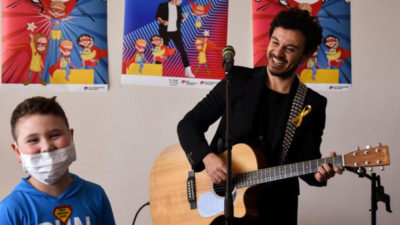 Kanserli çocuklara moral verdi