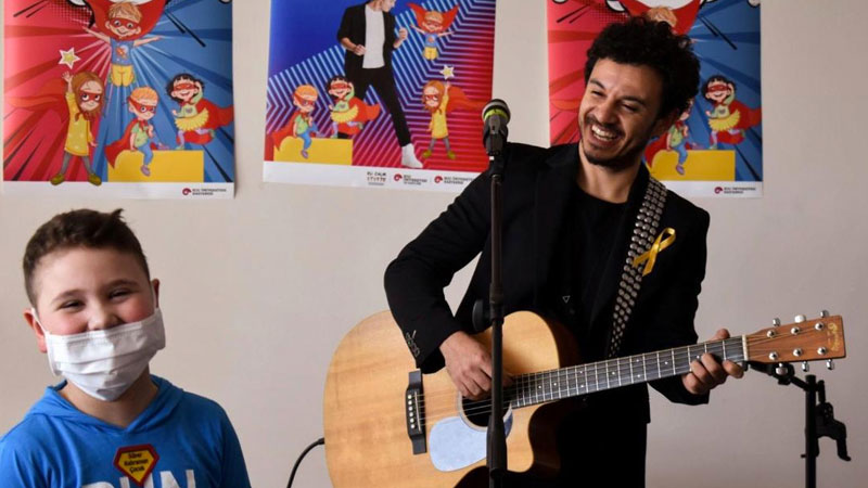 Kanserli çocuklara moral verdi Kanserli çocuklara moral verdi