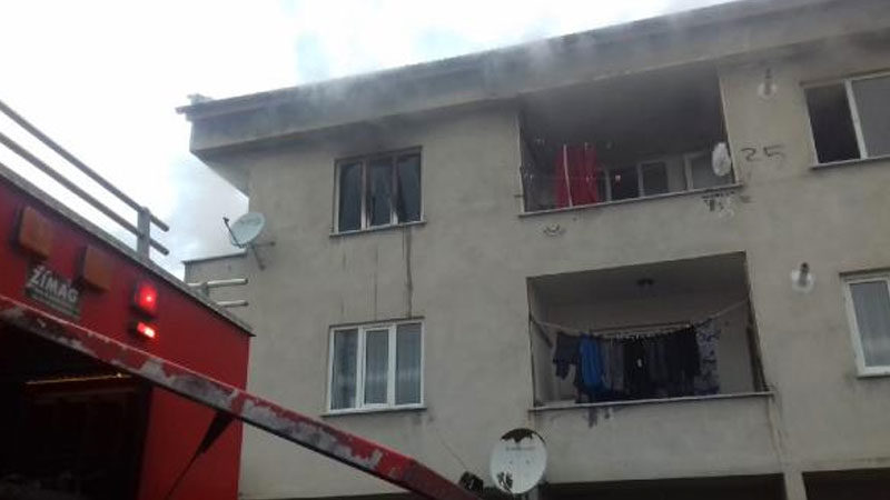 Bursa'nın İnegöl ilçesinde 3 katlı binada çıkan yangında, evdeki 4