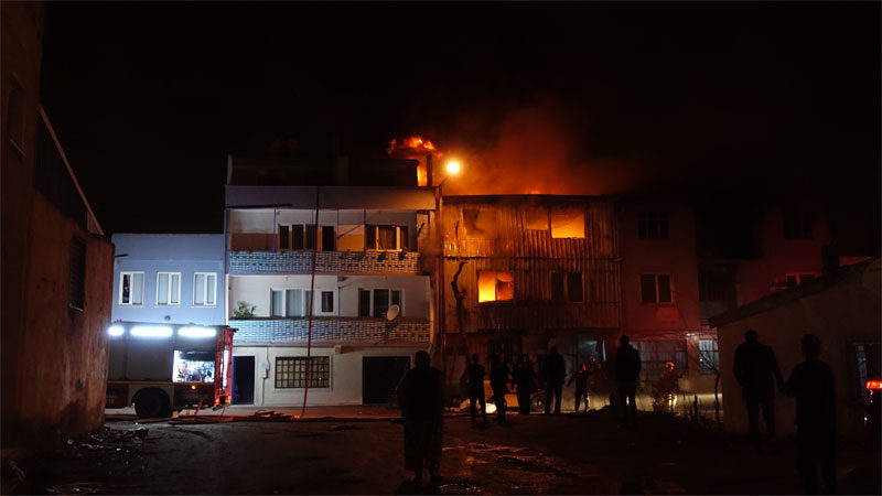 Bursa'nın Yıldırım ilçesinde 3 katlı plastik imalathanesinde çıkan ve çevredeki