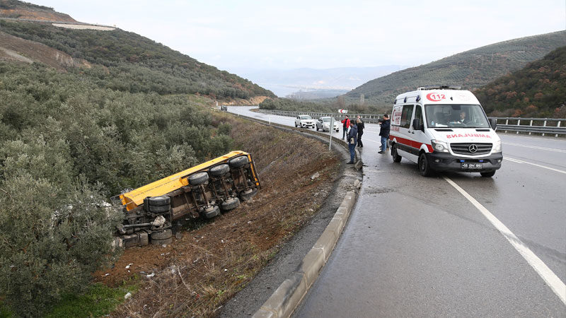 Kontrolden çıkıp zeytinliğe uçtu Bursa’da kaygan yolda kontrolden çıkan TIR zeytinliğe uçtu. Vatandaşların yardımıyla