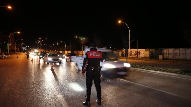 250 polisle uygulama! Araçlar didik didik arandı… BURSA'da, 250 polis ile yapılan uygulamada 900 kişinin GBT sorgulaması