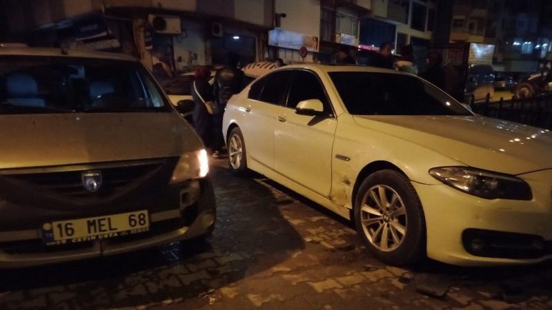 Bursa’da alkollü sürücü duran araca çarptı Bursa’da otomobili ile dönüş yapmak istediği esnada öksürük tutan sürücü,
