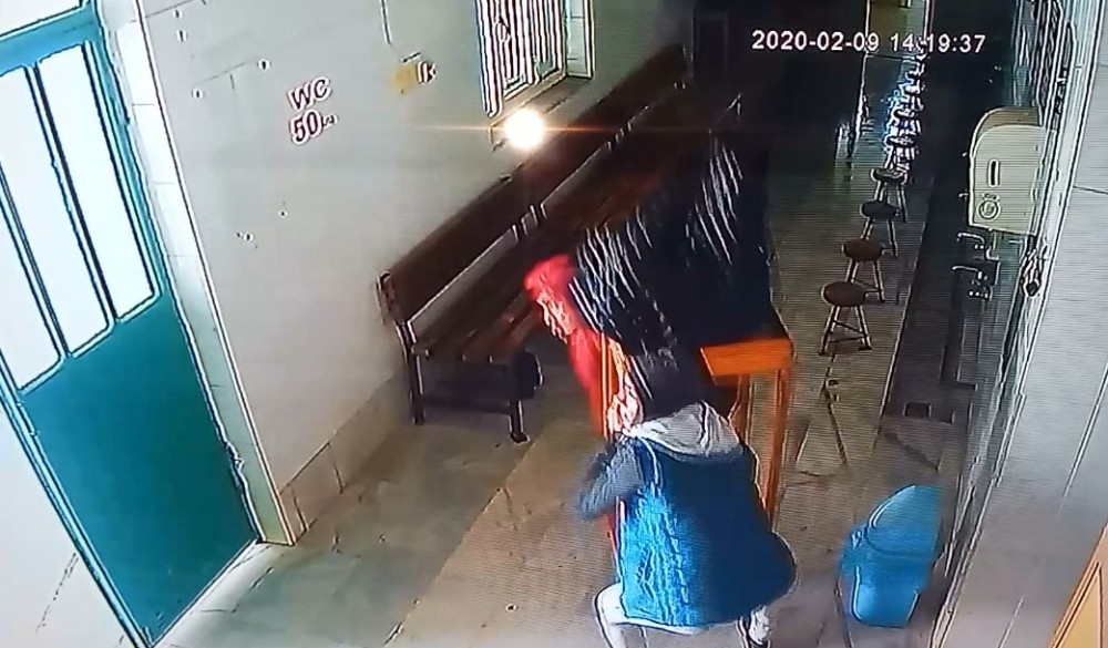 Bursa’da camideki sadaka kutusunu masayla birlikte çaldılar Bursa’da camideki sadaka kutusunu masayla birlikte çaldılar