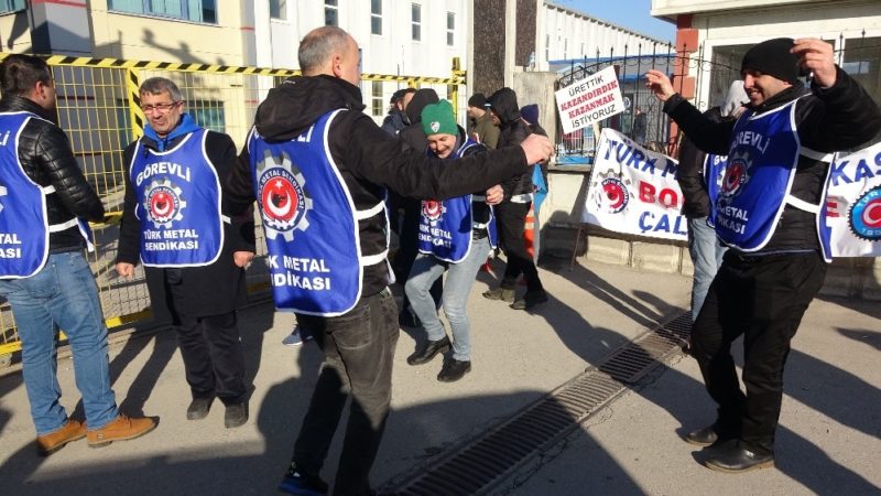 Bursa’da işçilerden çiftetellili protesto Bursa’da sendikaya üye oldukları için bazı arkadaşlarının iş yerinden çıkartıldığını