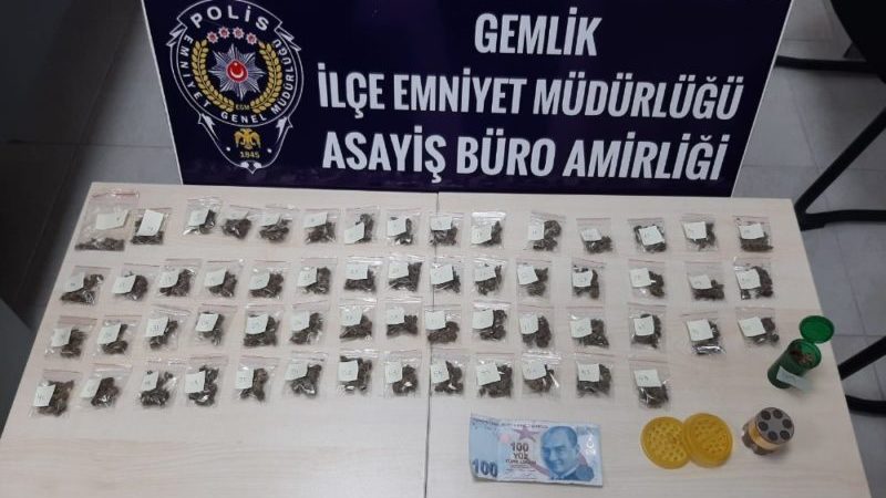 Bursa’da uyuşturucu satıcılarına şok operasyon Bursa’nın Gemlik ilçesinde yapılan uyuşturucu operasyonunda 3 kişi gözaltına alındı.