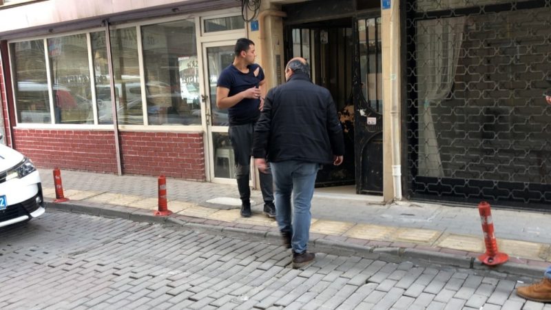 Bursa’da bıçaklı dehşet! Bursa’nın Gemlik ilçesinde bıçaklı saldırıya uğrayan bir uzman çavuş yaralandı.