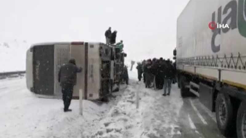 Bursaspor taraftarını taşıyan otobüsün kaza anı kamerada