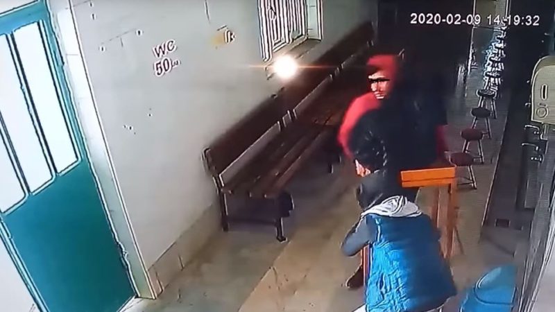 Camideki sadaka kutusunu masasıyla çalmışlardı! Yeni gelişme… Bursa’nın Mustafakemalpaşa ilçesinde Fevzidede Camisi’ndeki sadaka kutusunu masasıyla çalan zanlılar
