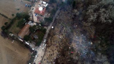 Herşeye rağmen yürüyorlar… İşte kare kare göçmenler…