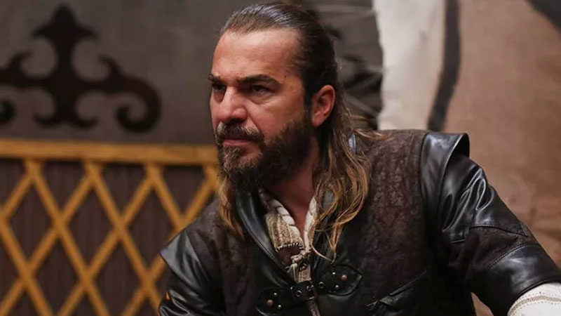Oyuncu Engin Altan Düzyatan, eşi Neslişah Alkoçlar ile birlikte Yeniköy'deki