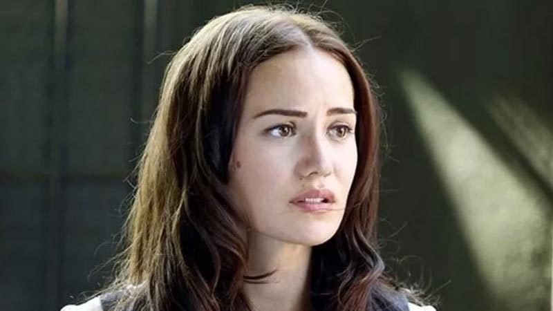 Ünlü oyuncu Fahriye Evcen'in bir süredir hastanede kanser tedavisi gören