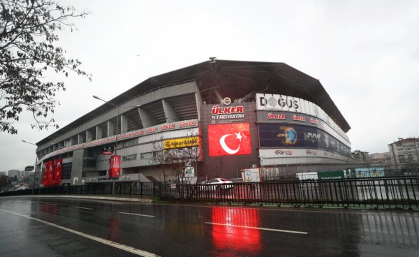 Stadyumlar kırmızı beyaz… Şehitler için…