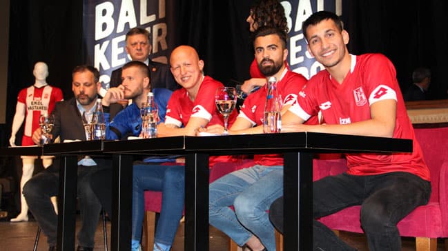 Bir gecede 20 bin forma… 22 çalışan da maaşını bağışladı… Bir gecede 20 bin forma… 22 çalışan da maaşını bağışladı…