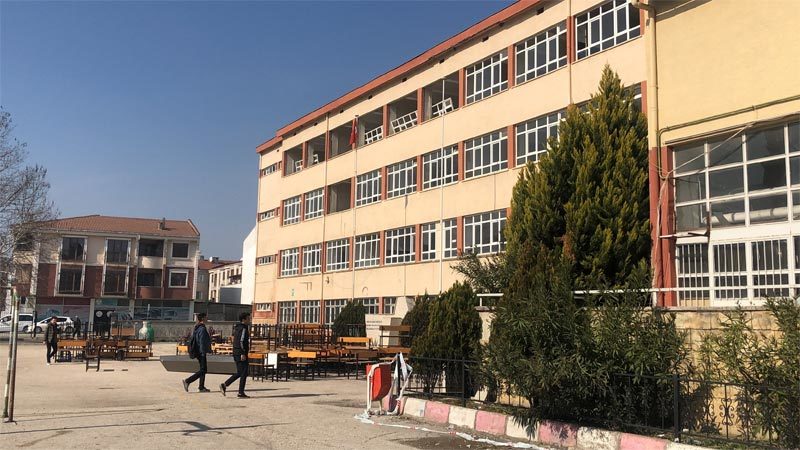 Bursa’da binlerce mezun veren lise yıkılıyor Bursa'da binlerce mezun veren Gemlik Endüstri Meslek Lisesi 1999 depremi