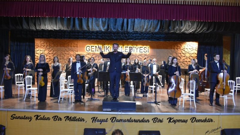 Gemlik’te ilk kez senfoni orkestrası sahne aldı Bursa’nın Gemlik ilçesinde ilk kez kez bir senfoni orkestrası sahne