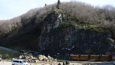 Heyelanda kaya parçaları yolu kapattı