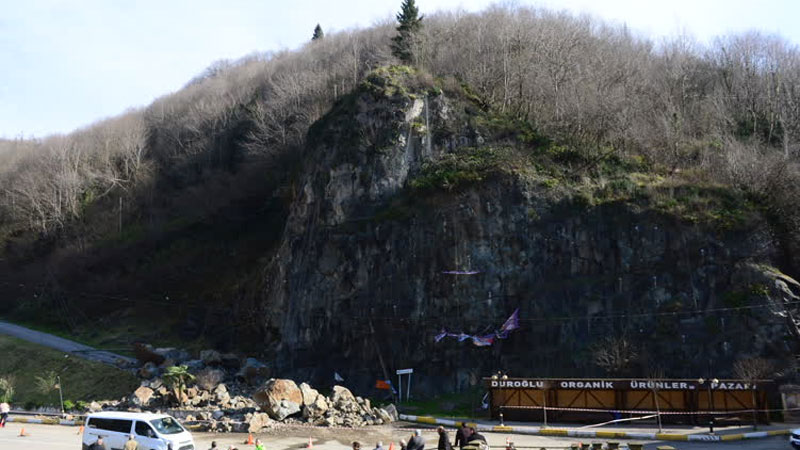 Heyelanda kaya parçaları yolu kapattı