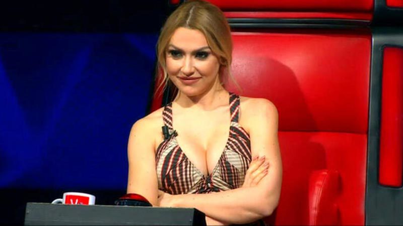 Şarkıcı Hadise, jüri üyelerinden olduğu 'O Ses Türkiye' yarışmasının çekimlerinde