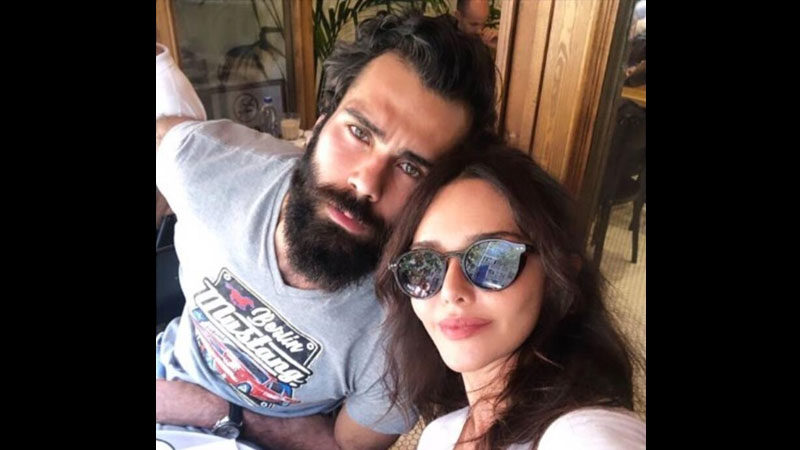 Hande Ataizi, bir süredir birlikte olduğu sevgilisi Dinç Aydoğdu ile