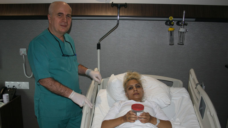 Taşların büyüklüğü hastayı bile şaşırttı Üroloji Uzmanı Op. Dr. Ömer Aydın tarafından gerçekleştirilen başarılı ameliyatla