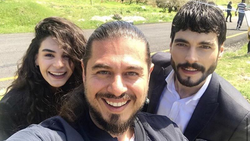 Başrollerini Akın Akınözü ve Ebru Şahin'in paylaştığı 'Hercai'de sürpriz ayrılık...