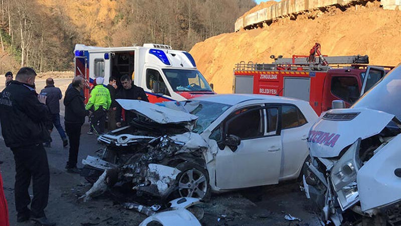 Minibüs ile otomobil çarpıştı: 12 yaralı