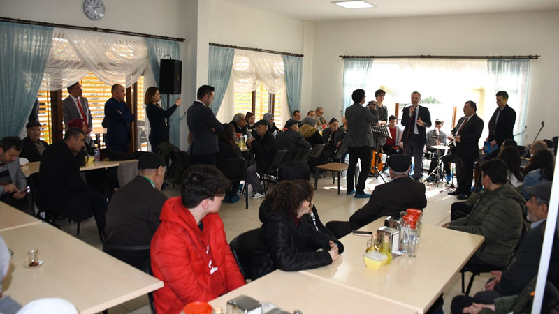 Gençler söyledi, büyükler eğlendi