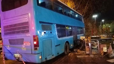 Halk otobüsü durağa daldı: 3’ü ağır 5 yaralı