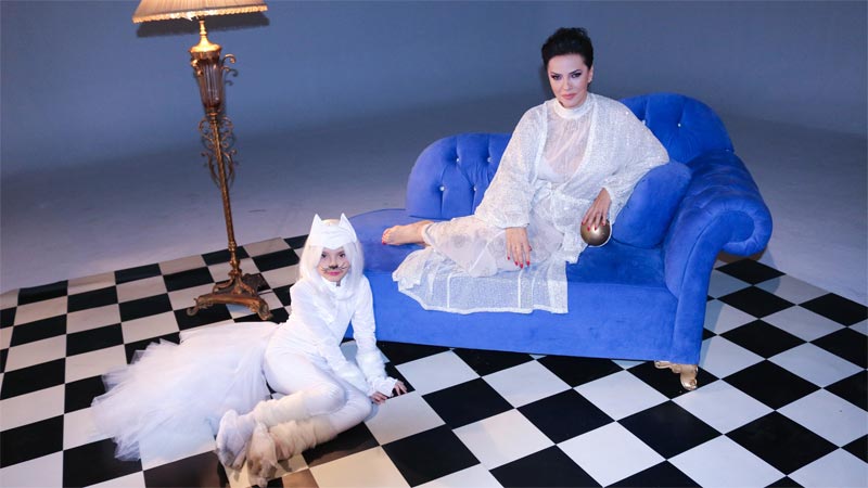 Klibinde kızını oynattı