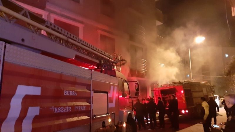 Bursa’nın Karacabey ilçesinde bir süper markette çıkan yangın korkuttu. İtfaiye